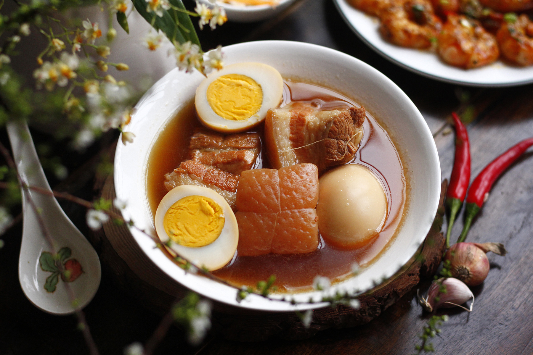 Thịt kho bao nhiêu calo? Dinh dưỡng trong 100g, so sánh các loại thịt kho, ảnh hưởng từ nguyên liệu nấu