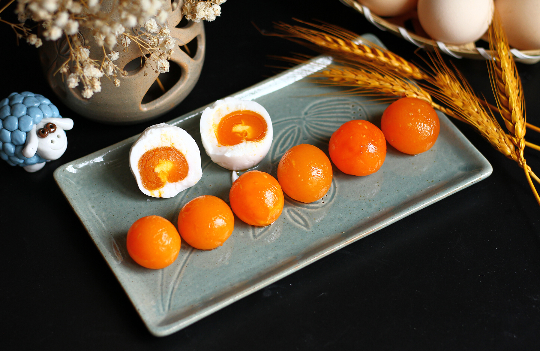 Trứng muối bao nhiêu calo? Bảng dưỡng chất, ảnh hưởng cân nặng, so sánh với trứng thường