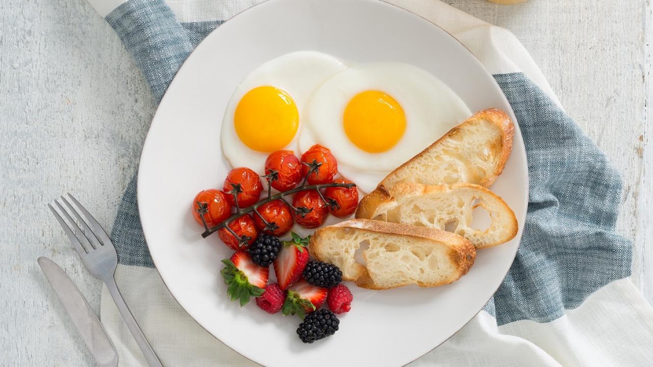 Trứng ốp la bao nhiêu calo, protein? Dinh dưỡng trong từng phần trứng, ảnh hưởng cân nặng, so sánh thực phẩm khác